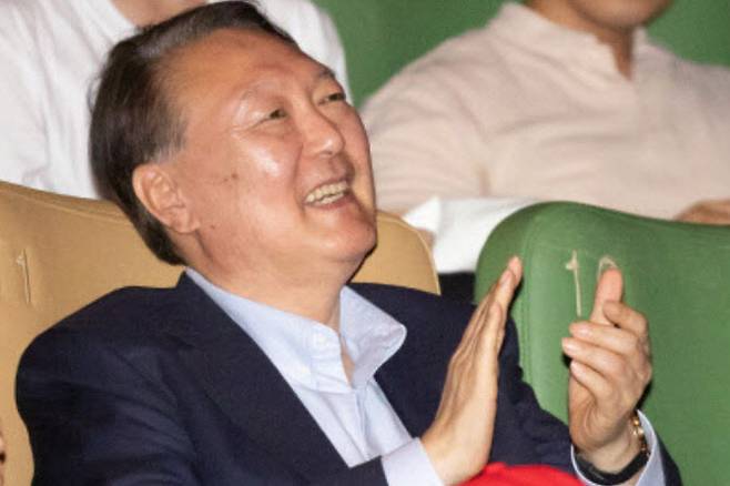 윤석열 전 대통령이 21일 서울 중구 메가박스 동대문점에서 영화 부정선거, 신의 작품인가 관람을 마친 뒤 박수를 치고 있다. (사진= 뉴시스)