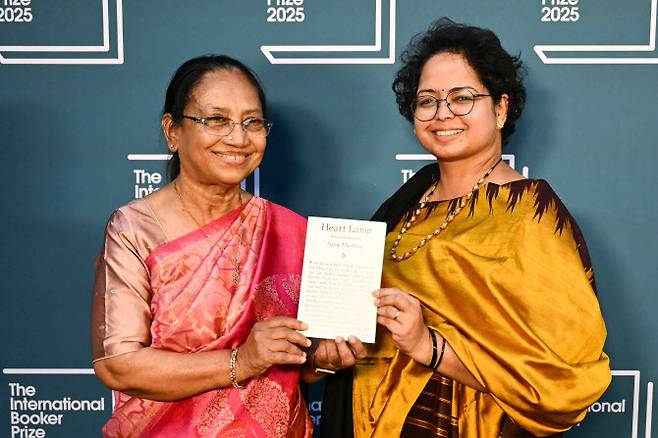 부커상 인터내셔널 수상한 번역가 바스티(오른쪽)과 작가 무슈타크 (사진=AFP)