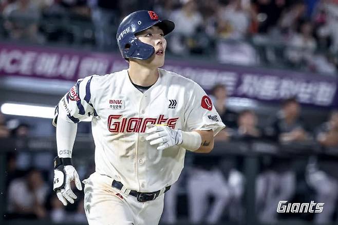 롯데자이언츠 고승민이 8회말 동점 투런홈런을 터뜨리고 있다. 사진=롯데자이언츠