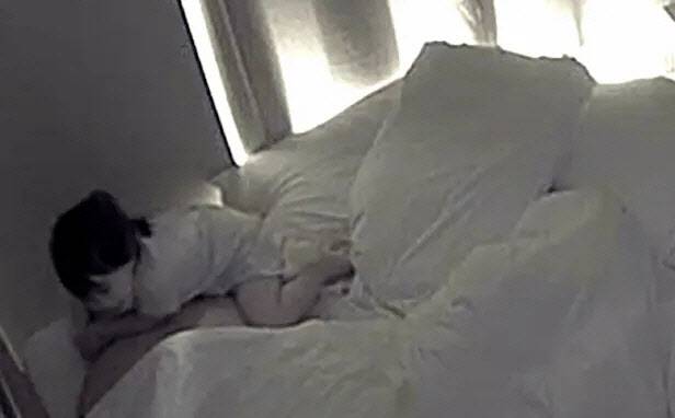 자브가 아빠를 깨우는 모습. (사진=틱톡 갈무리)