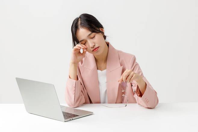 눈곱으로 눈 건강 상태를 파악할 수 있다. 갑자기 눈곱이 많이 생기거나 색이나 모양이 다르게 변하면 결막염 등의 안과 질환이 있을 가능성이 있다. [사진=클립아트코리아]