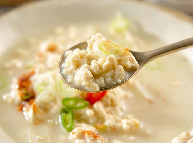 순두부는 열량이 낮고 수분이 많아 야식으로도 먹을 수 있다. 국가표준식품성분표에 따르면 순두부100g의 열량은 44㎉에 불과하다. 일반 두부에 비해서도 열량이 낮아 다이어트 음식으로 손색이 없다. [사진=게티이미지뱅크]