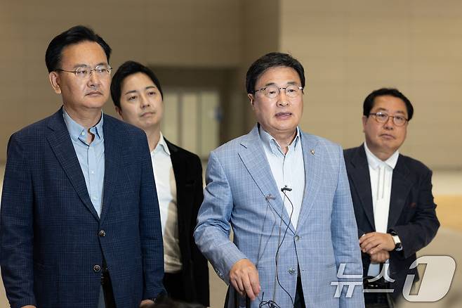 유상범 국민의힘 의원(왼쪽), 김대식 의원이 18일 인천국제공항에서 홍준표 전 대구시장의 선대위 합류 설득을 위해 미국 하와이로 출국하기 전 취재진의 질문에 답하고 있다. 국민의힘 선대위는 이날 "홍 전 시장 설득과 귀국 요청을 위해 ‘하와이 특사단’을 구성했다＂고 밝혔다. 이번 특사단은 '유상범 단일화추진본부장, 김대식 대외협력본부장, 조광한 대외협력부본부장, 이성배 선대위 대변인' 으로 구성됐다.  2025.5.18/뉴스1 ⓒ News1 이승배 기자