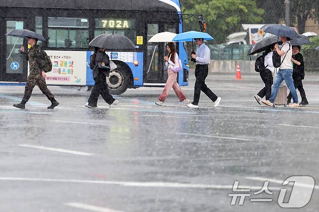 우산 쓴 시민들.(뉴스1 DB)