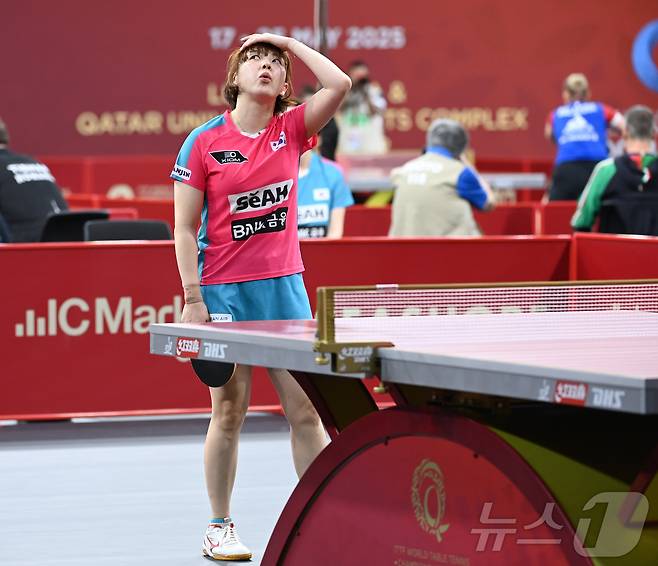 서효원이 17일(현지시간) 카타르 도하 카타르대학교 스포츠 콤플렉스에서 열린 2025 세계탁구선수권대회 개인단식 128강에서 호주 CONSTANTINA PSIHOGIOS와 경기에서 실점 후 아쉬워하고 있다. 2025.5.18/뉴스1 ⓒ News1 사진공동취재단