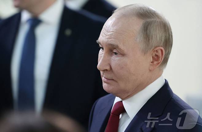 블라디미르 푸틴 러시아 대통령이 19일 (현지시간) 도널드 트럼프 미국 대통령과 통화를 한 뒤 소치에서 취재진을 만나 "적절한 합의에 도달하면 휴전할 수 있다. 중요한 것은 모두에게 적합한 타협점을 찾는 것이다＂고 말하고 있다. 2025.05.20 ⓒ AFP=뉴스1 ⓒ News1 우동명 기자