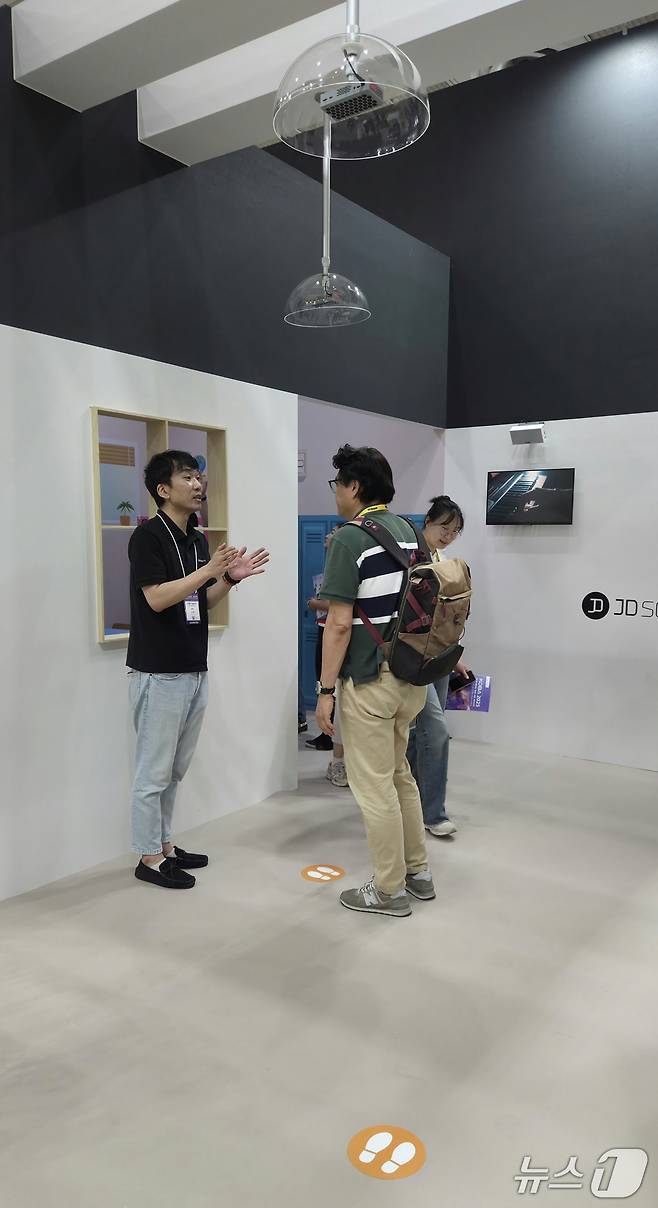 제이디솔루션 초지향성 스피커 '브릭미니'가 천장에 설치돼 있다. 바닥에 표시된 발자국에 올라 서면 소리가 들린다. 2025.5.20/ⓒ뉴스1 이정후 기자