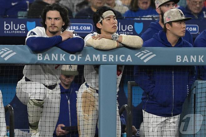 더그아웃에 있는 김혜성(가운데). ⓒ 로이터=뉴스1