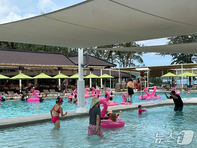 클럽메드푸껫 메인 풀에서 가족 단위 방문객들이 물놀이를 즐기고 있다.ⓒ 뉴스1 김형준 기자