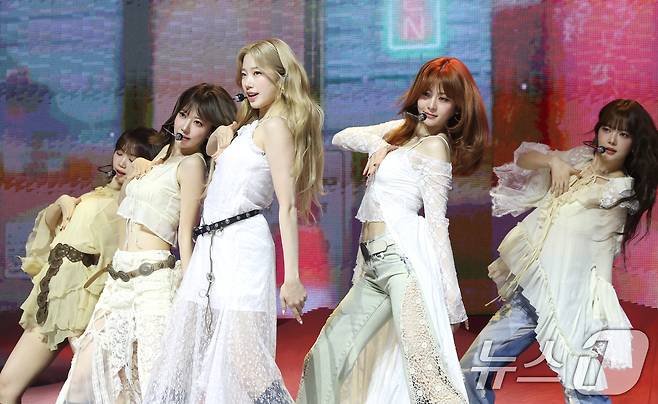 그룹 르세라핌 김채원(왼쪽부터)과 사쿠라, 카즈하, 허윤진, 홍은채 ⓒ News1 권현진 기자