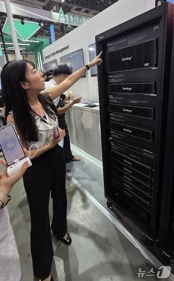 '컴퓨텍스 2025' 시놀로지 전시관에서 석미은 시니어 세일즈 매니저가 전시관 투어를 진행하고 있다.2025.5.20/뉴스1 ⓒ News1 김민석 기자