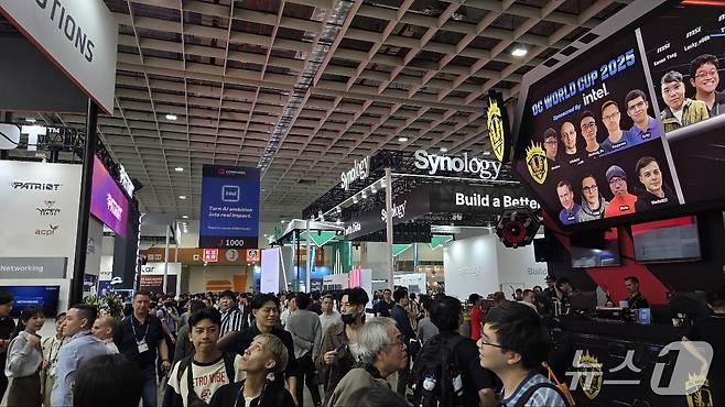 아시아 최대 IT·컴퓨팅 전시회인 '컴퓨텍스 2025'가 열린 20일 타이베이 난강 전시센터를 방문한 많은 관람객들이 부스를 둘러보고 있다. 2025.5.20/뉴스1 ⓒ News1 김민석 기자