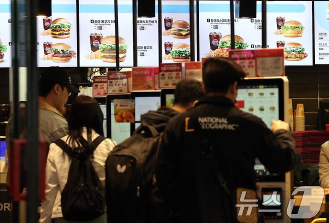 31일 서울의 한 롯데리아에서 시민들이 햄버거를 고르고 있다. 2025.3.31/뉴스1 ⓒ News1 이동해 기자
