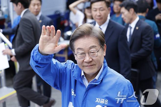 이재명 더불어민주당 대통령 후보가 수도권 표심잡기에 나선 20일 오후 경기 파주시 금릉역 중앙광장에서 열린 유세에서 시민들에게 인사하고 있다. 2025.5.20/뉴스1 ⓒ News1 안은나 기자