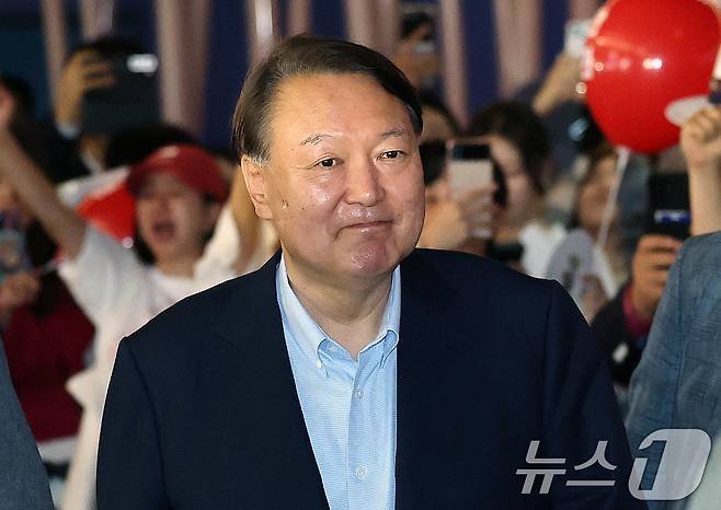 윤석열 전 대통령이 21일 오전 서울 메가박스 동대문에 영화 ‘부정선거, 신의 작품인가’ 관람을 위해 들어서고 있다. 2025.5.21/뉴스1 ⓒ News1 박세연 기자