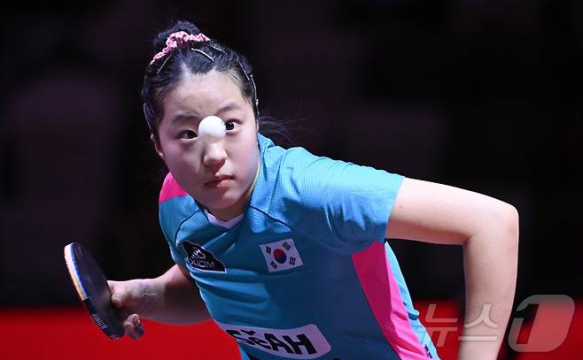 신유빈이 지난 17일 카타르 도하 루사일 스포츠아레나에서 열린 2025 세계탁구선수권대회 개인단식 128강 뉴질랜드 리사 기어(LISA GEAR)와 경기를 펼치고 있다. 2025.5.18/뉴스1 ⓒ News1 사진공동취재단