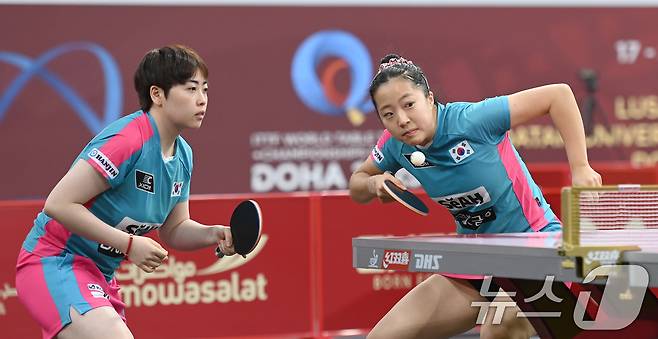 신유빈·유한나가 20일(현지시간) 카타르 도하 카타르대학교 스포츠 컴플렉스에서 열린 '2025 국제탁구연맹(ITTF) 세계선수권대회' 여자복식 16강전에서 독일 아네트 카우프만·샤오나 산과 경기를 펼치고 있다. 2025.5.21/뉴스1 ⓒ News1 사진공동취재단