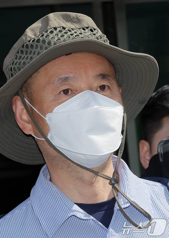 금전 문제로 갈등을 빚은 지인과 평소 앙심을 품었던 이웃 등 4명을 살상한 혐의로 체포된 피의자 차철남(56·중국 국적)이 21일 오전 경기도 시흥시 장곡동 시흥경찰서에서 구속 전 피의자 심문(영장실질심사)을 받기 위해 나오고 있다.  2025.5.21/뉴스1 ⓒ News1 박정호 기자