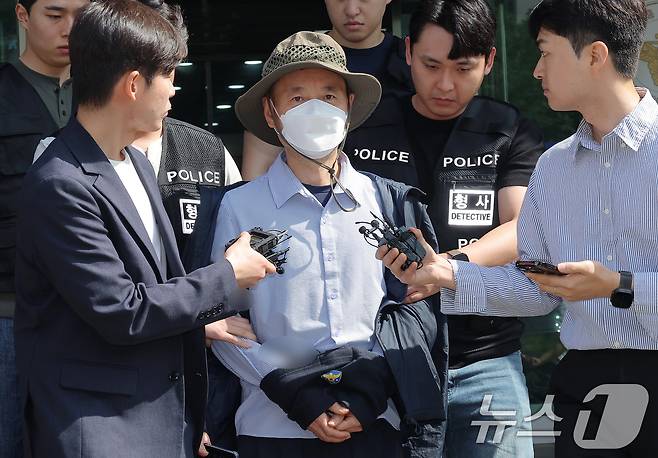 금전 문제로 갈등을 빚은 지인과 평소 앙심을 품었던 이웃 등 4명을 살상한 혐의로 체포된 피의자 차철남(56·중국 국적)이 21일 오전 경기도 시흥시 장곡동 시흥경찰서에서 구속 전 피의자 심문(영장실질심사)을 받기 위해 나오고 있다.  2025.5.21/뉴스1 ⓒ News1 박정호 기자