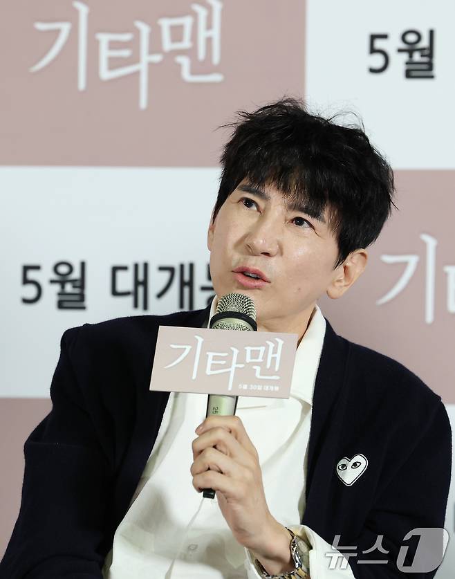 공동 연출을 맡은 이선정 감독이 21일 서울 송파구 롯데시네마 롯데월드타워점에서 열린 고(故) 김새론 배우의 유작인 영화 '기타맨' 언론 시사회에서 취재진 질문에 답하고 있다. 오는 30일 개봉을 확정한 '기타맨'은 고된 현실 속에서도 음악과 인연을 통해 희망을 찾으려는 천재 기타리스트의 상실과 사랑, 여정을 그린 음악 영화다. 2025.5.21/뉴스1 ⓒ News1 권현진 기자
