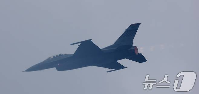 9일 경기 평택시 주한미군 오산공군기지에서 열린 '오산 에어파워데이 2025 미디어데이'에서 태평양공군사령부 F-16이 특수 비행을 하고 있다. 2025.5.9/뉴스1 ⓒ News1 김영운 기자