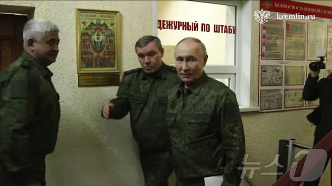 블라디미르 푸틴 러시아 대통령이 3월 12일(현지시간) 우크라이나 군에 반격하고 있는 접경지 쿠르스크의 전투 사령부에 녹색 군복을 입고 방문하고 있다. 2025.03.13 ⓒ AFP=뉴스1 ⓒ News1 우동명 기자