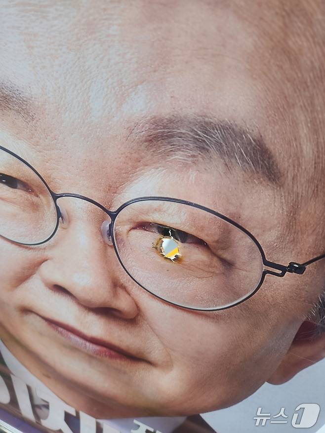 담뱃불로 훼손된 이재명 더불어민주당 대통령 후보 벽보.(더불어민주당 속초인제고성양양 지역위원회 제공, 재판매 및 DB 금지) 2025.5.21/뉴스1