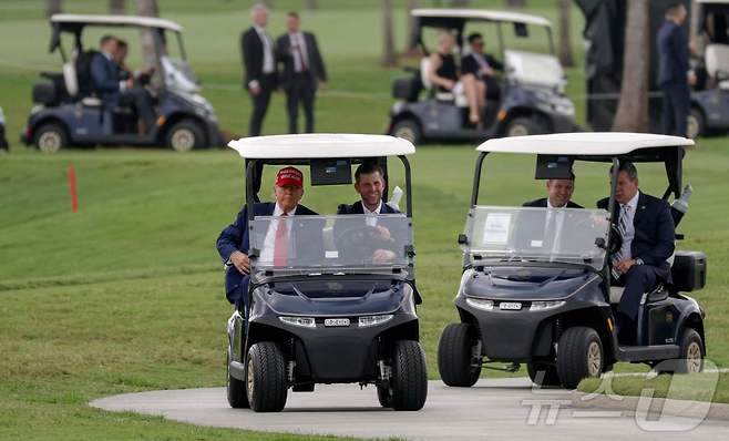 도널드 트럼프 미국 대통령과 아들 에릭이 3일(현지시간) LIV 골프 대회가 열리는 플로리다주 도랄에 있는 트럼프 내셔널 도럴 골프 클럽에서 카트를 타고 이동을 하고 있다. 2025.04.04 ⓒ AFP=뉴스1 ⓒ News1 우동명 기자
