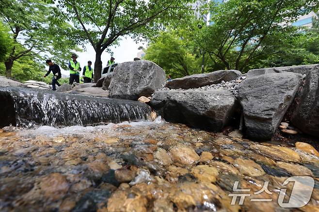 2025 서울국제정원박람회 개막을 하루 앞둔 21일 오후 서울 동작구 보라매공원에서 관계자들이 정원을 가꾸고 있다. 2025.5.21/뉴스1 ⓒ News1 황기선 기자