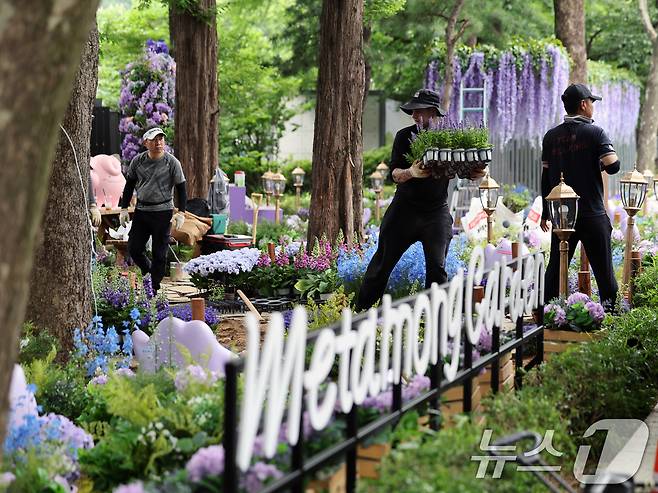 2025 서울국제정원박람회 개막을 하루 앞둔 21일 오후 서울 동작구 보라매공원에서 관계자들이 정원을 가꾸고 있다. 2025.5.21/뉴스1 ⓒ News1 황기선 기자