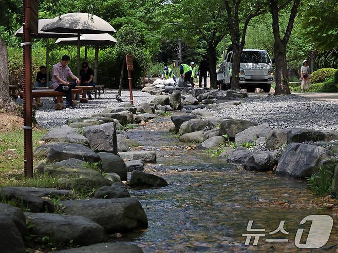 2025 서울국제정원박람회 개막을 하루 앞둔 21일 오후 서울 동작구 보라매공원에서 관계자들이 정원을 가꾸고 있다.  2025.5.21/뉴스1 ⓒ News1 황기선 기자