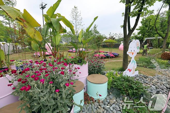 2025 서울국제정원박람회 개막을 하루 앞둔 21일 오후 서울 동작구 보라매공원에서 관계자들이 정원을 가꾸고 있다.  2025.5.21/뉴스1 ⓒ News1 황기선 기자