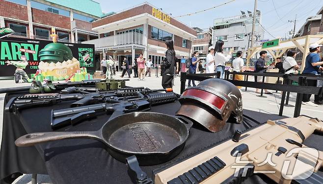 21일 오후 서울 성동구 펍지 성수에서 열린 배틀그라운드 모바일 7주년 팝업스토어를 찾은 게이머 등 시민들이 행사장에 마련된 각종 체험을 하고 있다. 2025.5.21/뉴스1 ⓒ News1 장수영 기자