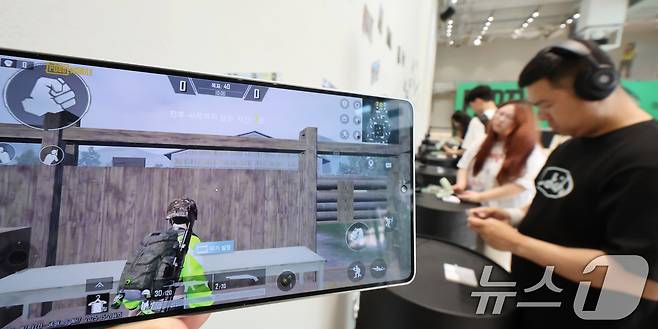 21일 오후 서울 성동구 펍지 성수에서 열린 배틀그라운드 모바일 7주년 팝업스토어를 찾은 게이머 등 시민들이 행사장에 마련된 각종 체험을 하고 있다. 2025.5.21/뉴스1 ⓒ News1 장수영 기자