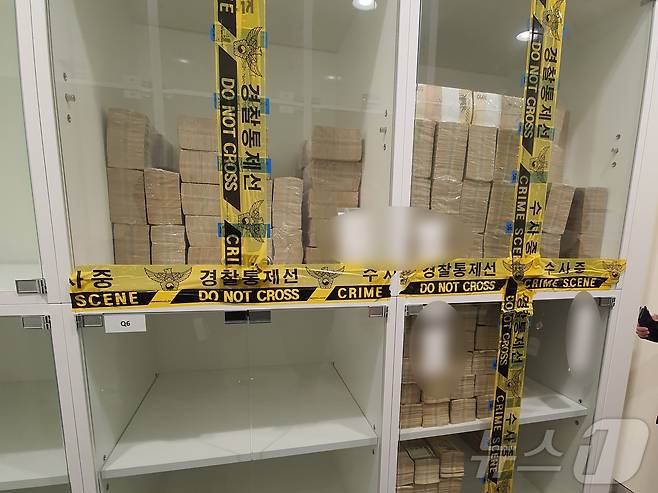 지난 2020년 1월 제주신화월드 랜딩카지노 VIP 금고에서 145억원을 횡령한 혐의를 받는 말레이시아 국적의 여성 A 씨(58)가 두바이에서 붙잡혀 국내 송환됐다. 사진은 범행 자금 중 일부가 카지노 공식 금고에 보관 중인 모습.(제주경찰청 제공)2024.12.9/뉴스1 ⓒ News1 홍수영 기자