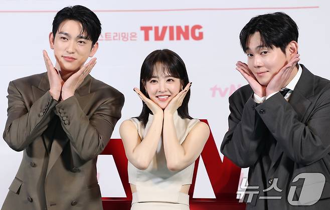 배우 박진영(왼쪽부터)과 박보영, 류경수가 21일 오후 서울 영등포구 CGV 영등포점에서 열린 tvN 토일드라마 '미지의 서울' 제작발표회에 참석해 포즈를 취하고 있다. ‘미지의 서울’은 얼굴 빼고 모든 게 다른 쌍둥이 자매가 인생을 맞바꾸는 거짓말로 진짜 사랑과 인생을 찾아가는 로맨틱 성장 드라마다. 2025.5.21/뉴스1 ⓒ News1 권현진 기자