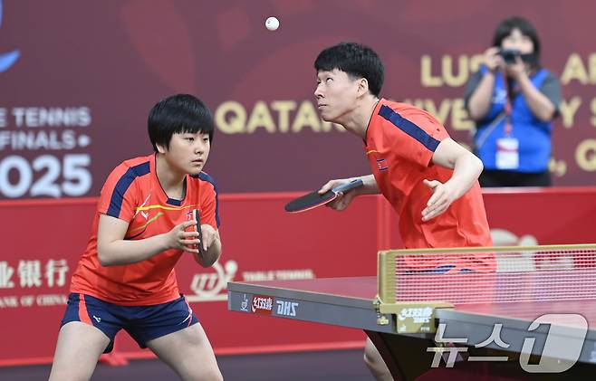 북한 리정식·김금영이 20일(현지시간) 카타르 도하 카타르대학교 스포츠 컴플렉스에서 열린 '2025 국제탁구연맹(ITTF) 세계선수권대회' 혼합복식 16강전 경기를 펼치고 있다. 2025.5.20/뉴스1 ⓒ News1 사진공동취재단
