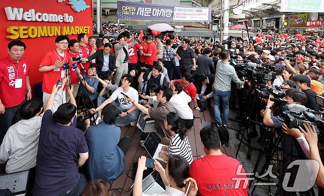 한동훈 국민의힘 전 대표가 21일 오후 대구 중구 서문시장을 찾아 김문수 국민의힘 대통령 후보 지원 유세에 나서 취재진 질문에 답하고 있다. 2025.5.21/뉴스1 ⓒ News1 공정식 기자