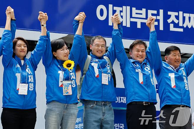 더불어민주당에 입당한 김상욱 의원(가운데)이 19일 오후 서울 용산역 광장에서 열린 이재명 대통령 후보 집중유세에 참석해 지지를 호소하고 있다. 2025.5.19/뉴스1 ⓒ News1 안은나 기자