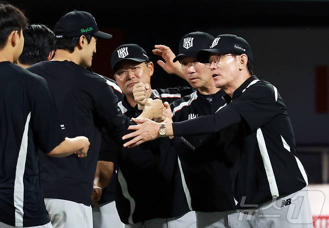21일 오후 경기 수원 KT위즈파크에서 열린 '2025 신한 SOL뱅크 KBO 리그’ KIA 타이거즈와 kt 위즈의 경기, 3대1로 승리한 kt의 이강철 감독이 시즌 3승을 달성한 고영표를 격려하고 있다. 2025.5.21/뉴스1 ⓒ News1 김진환 기자