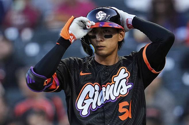 이정후가 21일(한국시간) 미국 캘리포니아주 샌프란시스코 오라클 파크에서 열린 2025 메이저리그(ML) 캔자스시티전 1회말 타석에서 헬멧을 만지고 있다. 사진 | AP 연합뉴스