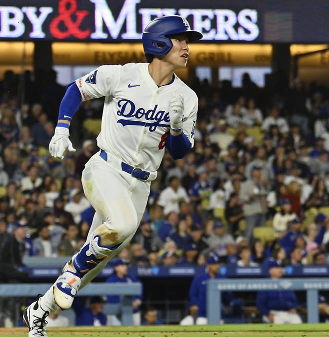 LA 다저스 김혜성이 15일(한국시간) 미국 캘리포니아주 LA 다저 스타디움에서 열린 2025 메이저리그(ML) 오클랜드전에서 빅리그 통산 1호 홈런을 때리고 있다. 사진 | LA=UPI연합뉴스