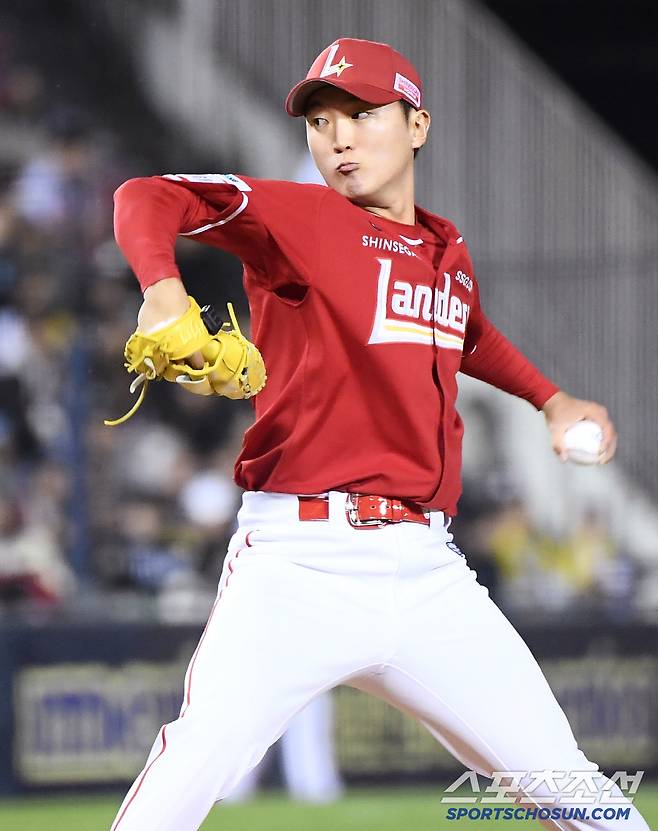 2일 서울 잠실구장에서 열린 SSG-LG전. 8회말 김건우가 투구하고 있다. 잠실=정재근 기자 cjg@sportschosun.com/2025.5.2/