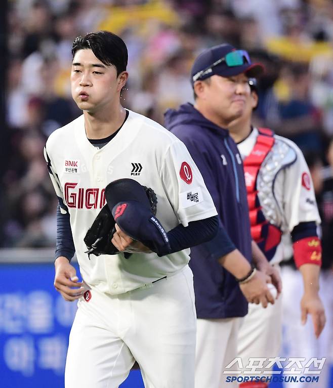 20일 부산 사직야구장에서 열린 KBO리그 롯데와 LG의 경기. 2회 조기 강판 당하는 롯데 선발 윤성빈. 부산=송정헌 기자songs@sportschosun.com/2025.05.20/