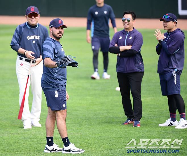 동료들 지켜보는 가운데 투구 훈련.
