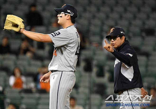 8회 2사 1,3루 실점 위기 마무리 김서현에게 마운드를 맡기는 양상문 투수코치.