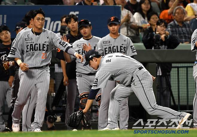 6이닝 무실점 호투를 펼친 문동주를 반기는 동료들.