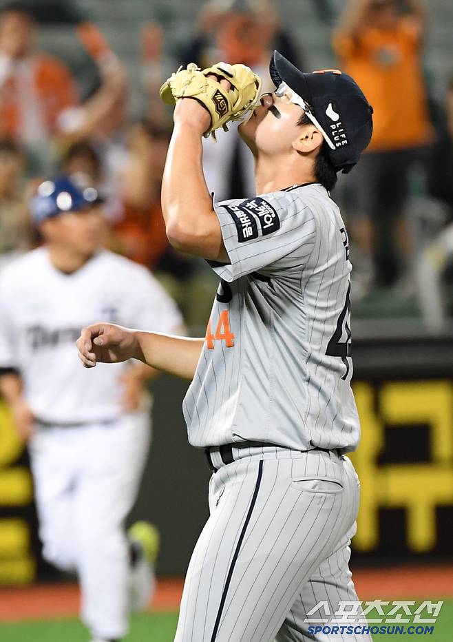 경기를 끝낸 뒤 글러브 키스.