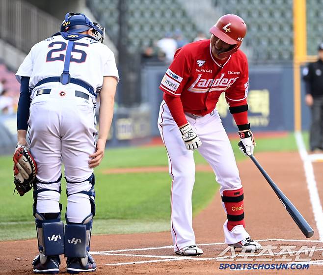 1회초 타석에 나서는 최정에게 인사를 건네는 양의지, 양의지의 인사를 받은 최정의 환한 미소