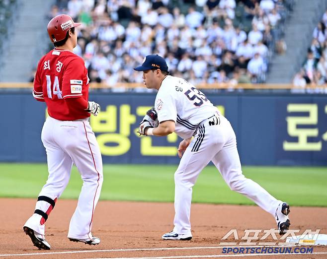 1회초 유격수 땅볼로 물러나는 최정.